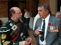 Le g&eacute;n&eacute;ral Young et le Pipe-major Yves Holbecq