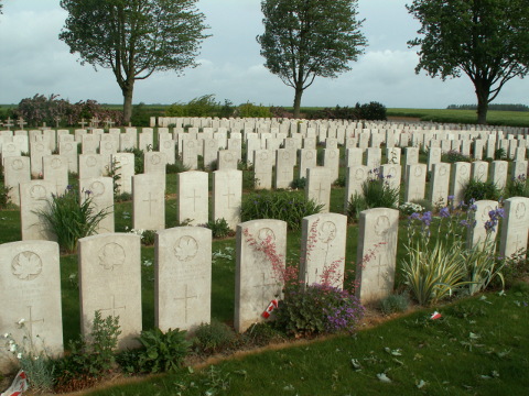 Nine Elms Military Cemetery, Thélus