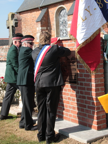 Hon Colonel John Newman and Xavier Decherf unveil the plaque